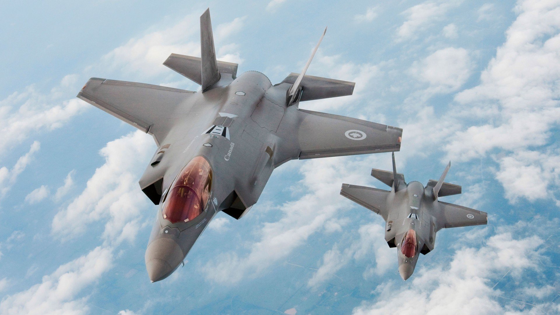 两前腰角色分工拉开防线宽度,双前腰战术