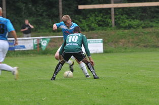 爱游戏 电竞-足球教练战术布置备受关注，足球教练考虑到对手阵型