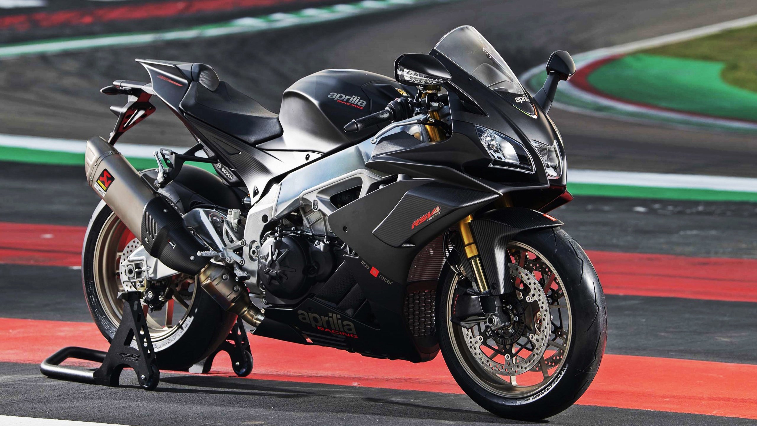 特色足球主题的场馆设计成为城市景观的重要组成部分,创意足球场馆